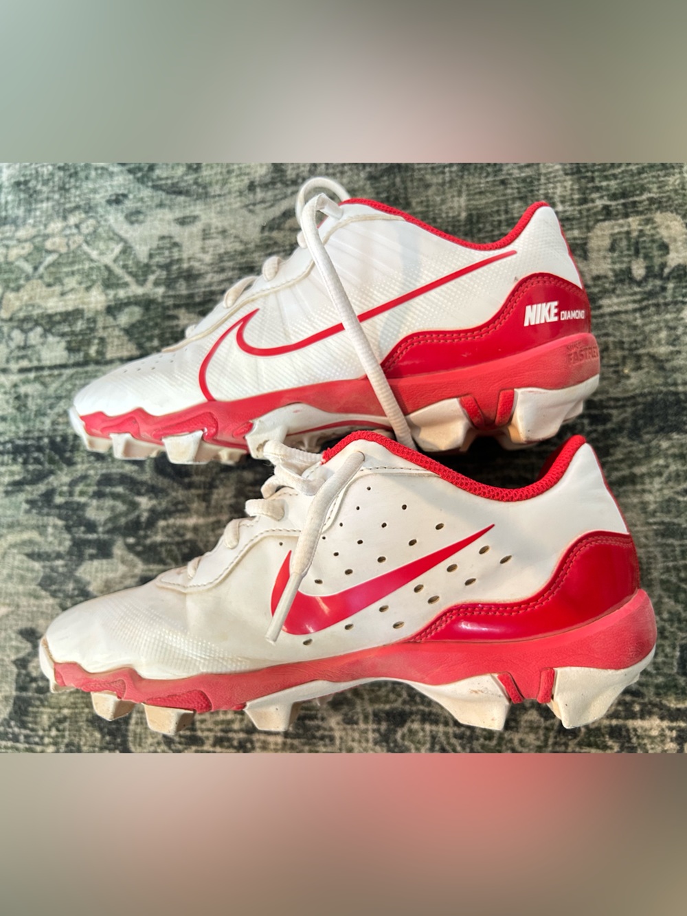 5.5 Y Nike White & Red Baseball Cleats - Low-Cut Athletic Shoes